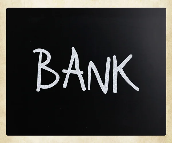 Het woord "bank" handgeschreven met wit krijt op een schoolbord — Stockfoto