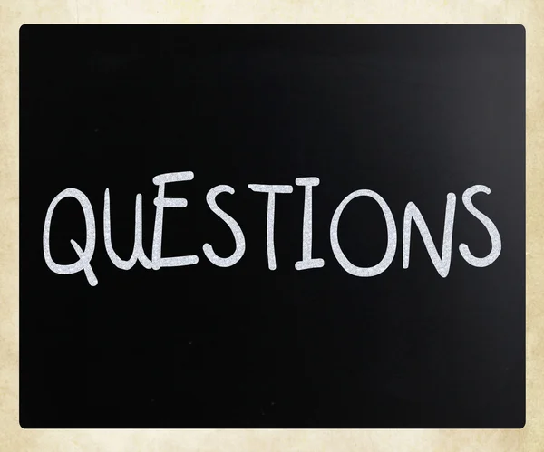 Das Wort "Fragen" handgeschrieben mit weißer Kreide auf einem schwarzen Eber — Stockfoto