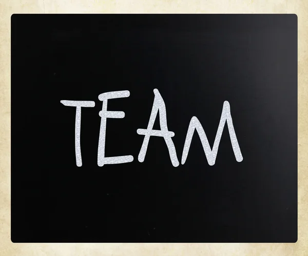 A "csapat" fehér krétával egy táblára kézzel írott szó — Stock Fotó