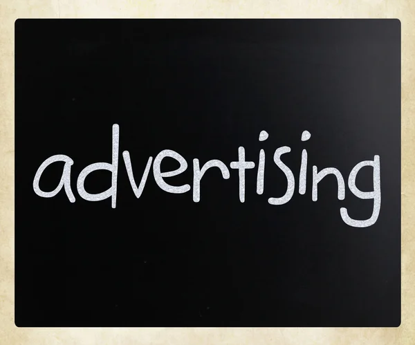 The word "advertising" handwritten with white chalk on a blackbo — Stock Photo, Image