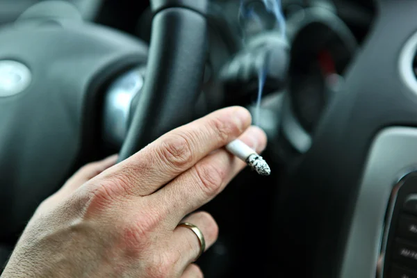 すべての車両での喫煙を禁止 — ストック写真