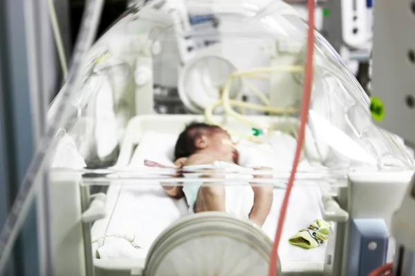 Pasgeboren baby in incubator — Stockfoto