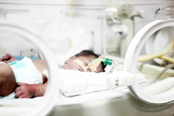 Neugeborenes Baby im Brutkasten — Stockfoto