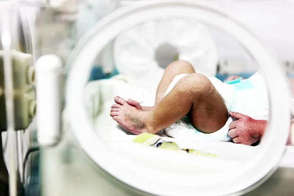 Newborn baby inside incubator — Stock Photo, Image