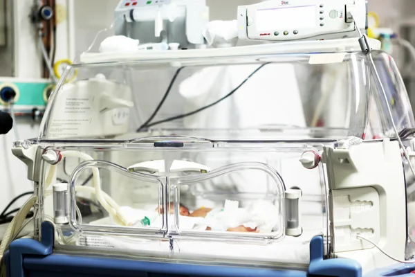 Bebê recém-nascido dentro da incubadora — Fotografia de Stock