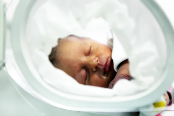 Yeni doğmuş bebek küvezde. — Stok fotoğraf