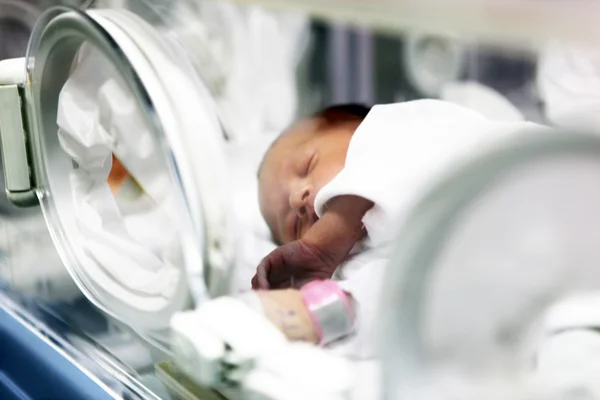 Newborn baby inside incubator — Stock Photo, Image