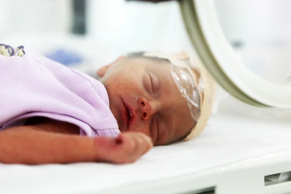 Újszülött baba az inkubátorban — Stock Fotó