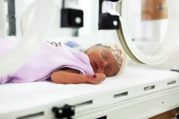 Bebé recién nacido dentro de la incubadora — Foto de Stock