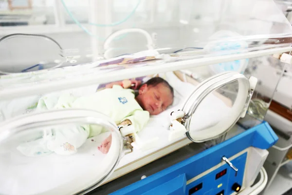 Neugeborenes Baby im Brutkasten — Stockfoto