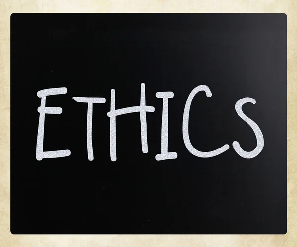 "Etik ”handskrivna med vit krita på en svart tavla — Stockfoto