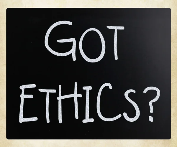 "Etiky?"v rukou s bílou křídou na tabuli — Stock fotografie