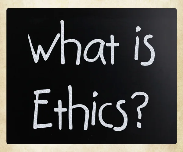 "¿Qué es la ética? " escrito a mano con tiza blanca en una pizarra — Foto de Stock