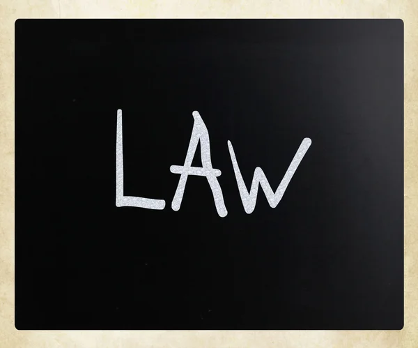 "Gesetz "handgeschrieben mit weißer Kreide auf einer Tafel — Stockfoto