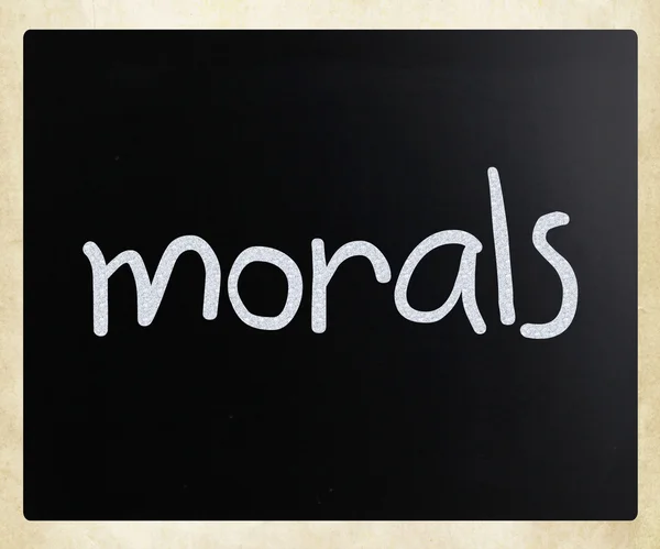 "Morálka"rukou s bílou křídou na tabuli — Stock fotografie