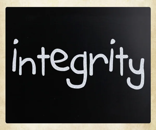 "Integritate "scris de mână cu cretă albă pe o tablă — Fotografie, imagine de stoc