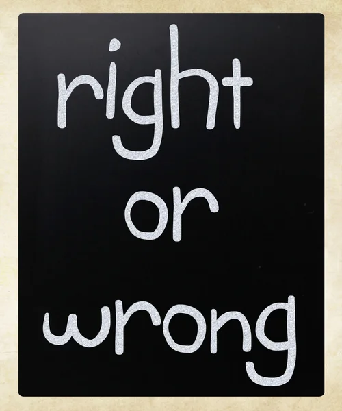 "Rätt eller fel ”handskrivna med vit krita på en svart tavla — Stockfoto