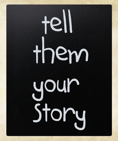 "Racconta loro la tua storia "scritto a mano con gesso bianco su un blackbo — Foto Stock