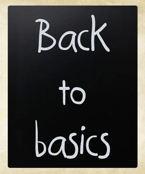 "Tillbaka till grunderna "handskriven med vit krita på en svart tavla — Stockfoto