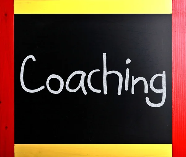 "Coaching "odręczne z białą kredą na tablicy — Zdjęcie stockowe