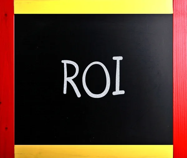 Słowo "roi" ręcznie z białą kredą na tablicy — Zdjęcie stockowe