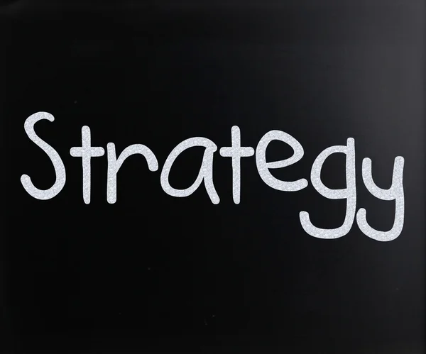 "Strategie "handgeschrieben mit weißer Kreide auf einer Tafel — Stockfoto