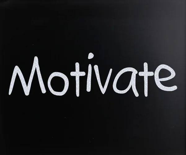 "Motivare "scritto a mano con gesso bianco su lavagna — Foto Stock