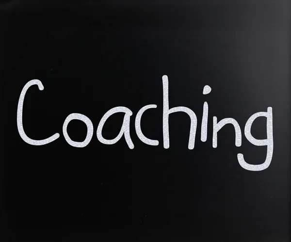 "Coaching "handgeschreven met wit krijt op een Blackboard — Stockfoto