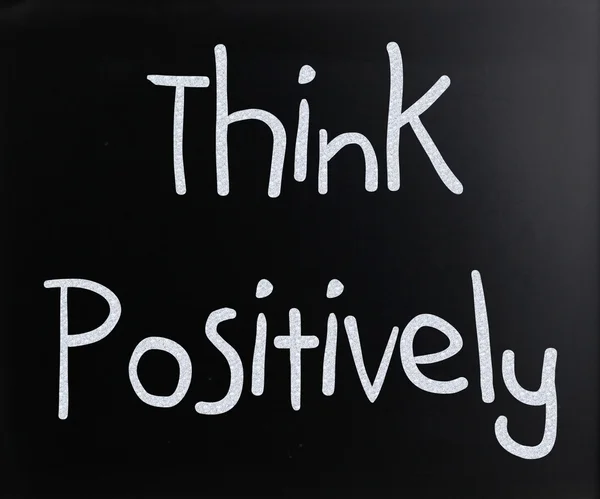"Denk positief"handgeschreven met wit krijt op een bord — Stockfoto