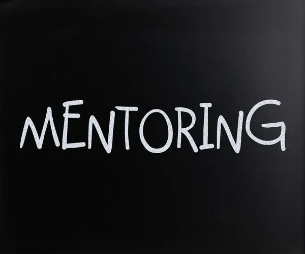 Η λέξη "mentoring" χειρόγραφα με άσπρη κιμωλία σε ένα blackboar — Φωτογραφία Αρχείου