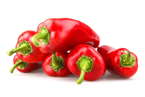 Rode chilipepers op witte achtergrond — Stockfoto
