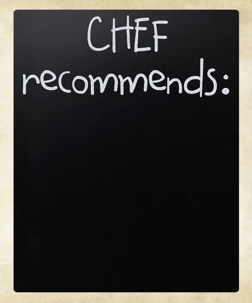 "Chef raccomanda "scritto a mano con gesso bianco su una lavagna — Foto Stock
