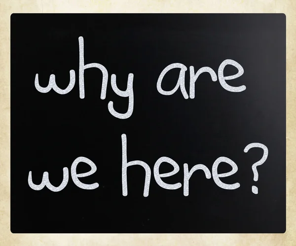 "Warum sind wir hier? "handgeschrieben mit weißer Kreide auf einer Tafel — Stockfoto