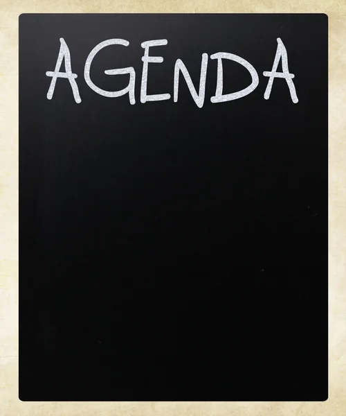 "AGENDA "håndskrevet med hvit kritt på tavle – stockfoto