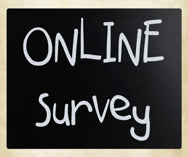 "sondaggio online "scritto a mano con gesso bianco su lavagna — Foto Stock