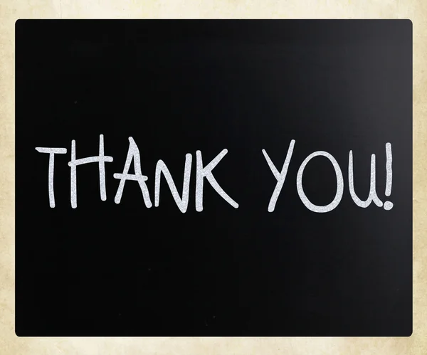 "Teşekkür ederim" bir tahta üzerinde beyaz tebeşir ile el yazısı — Stok fotoğraf