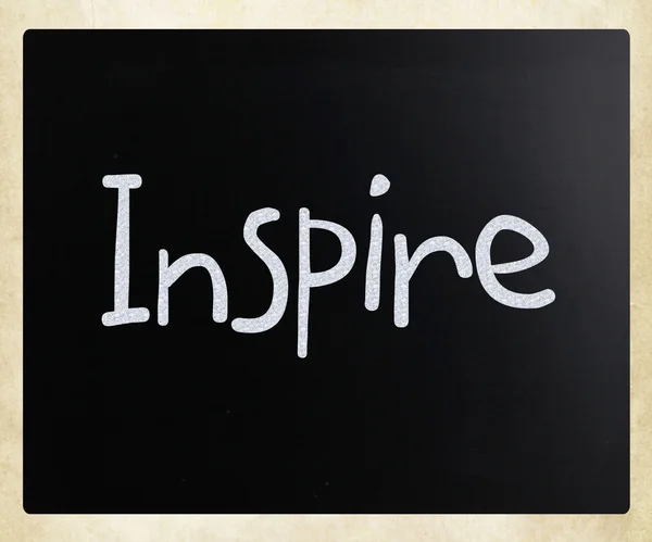 "INSPIRE "vlastnoručně" napsaná bílou křídou na tabuli — Stock fotografie