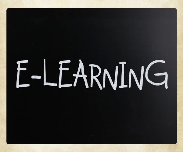 "E-learning "scritto a mano con gesso bianco su lavagna — Foto Stock
