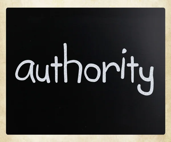 "Autoridad "escrito a mano con tiza blanca en una pizarra — Foto de Stock