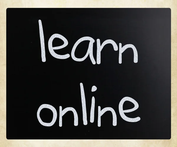 "Aprender en línea "escrito a mano con tiza blanca en una pizarra — Foto de Stock