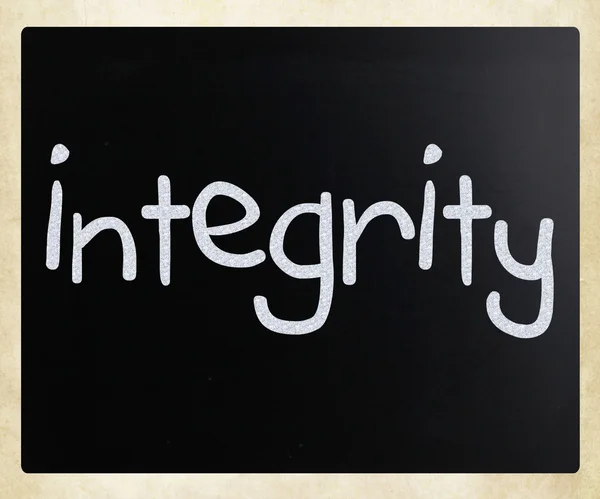 "Integridad "escrito a mano con tiza blanca en una pizarra — Foto de Stock