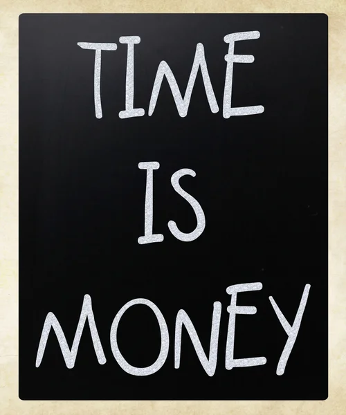 "Čas jsou peníze, psané bílou křídou na tabuli — Stock fotografie