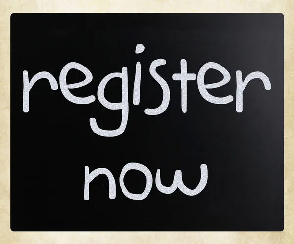 "Registreer nu "handgeschreven met wit krijt op een Blackboard — Stockfoto