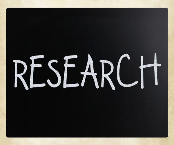 "Araştırma" bir tahta üzerinde beyaz tebeşir ile el yazısı — Stok fotoğraf