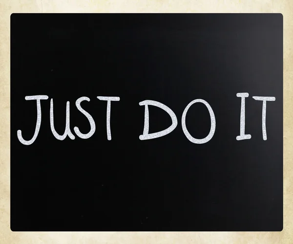 "Just Do It "escrito a mano con tiza blanca en una pizarra — Foto de Stock