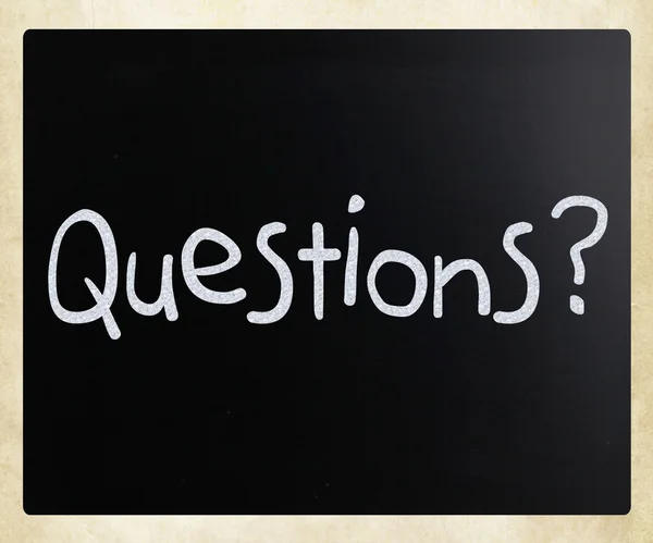 "Τι ερωτήσεις; "χειρόγραφη με λευκή κιμωλία σε έναν μαυροπίνακα — Φωτογραφία Αρχείου