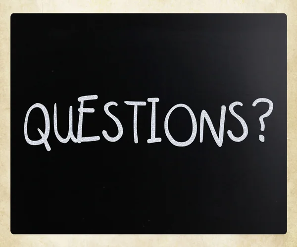 "¿Preguntas? " escrito a mano con tiza blanca en una pizarra — Foto de Stock