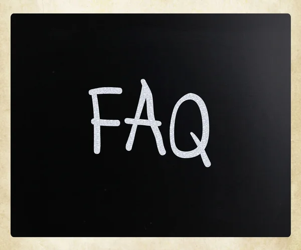 "FAQ "kézzel írott, fehér kréta egy táblára — Stock Fotó