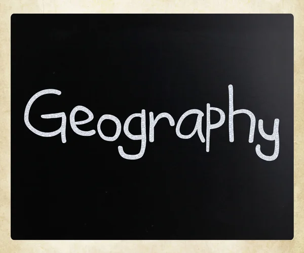 "Geografie "handgeschreven met wit krijt op een Blackboard — Stockfoto