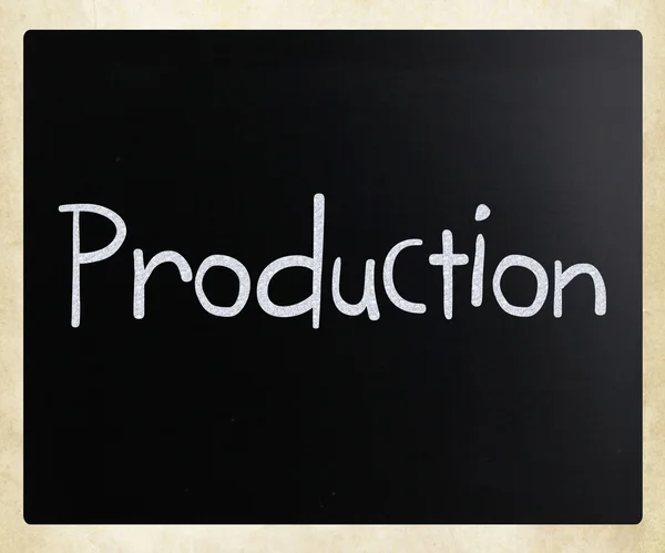 "黒板に白いチョークで手書きの「プロダクション」 — ストック写真